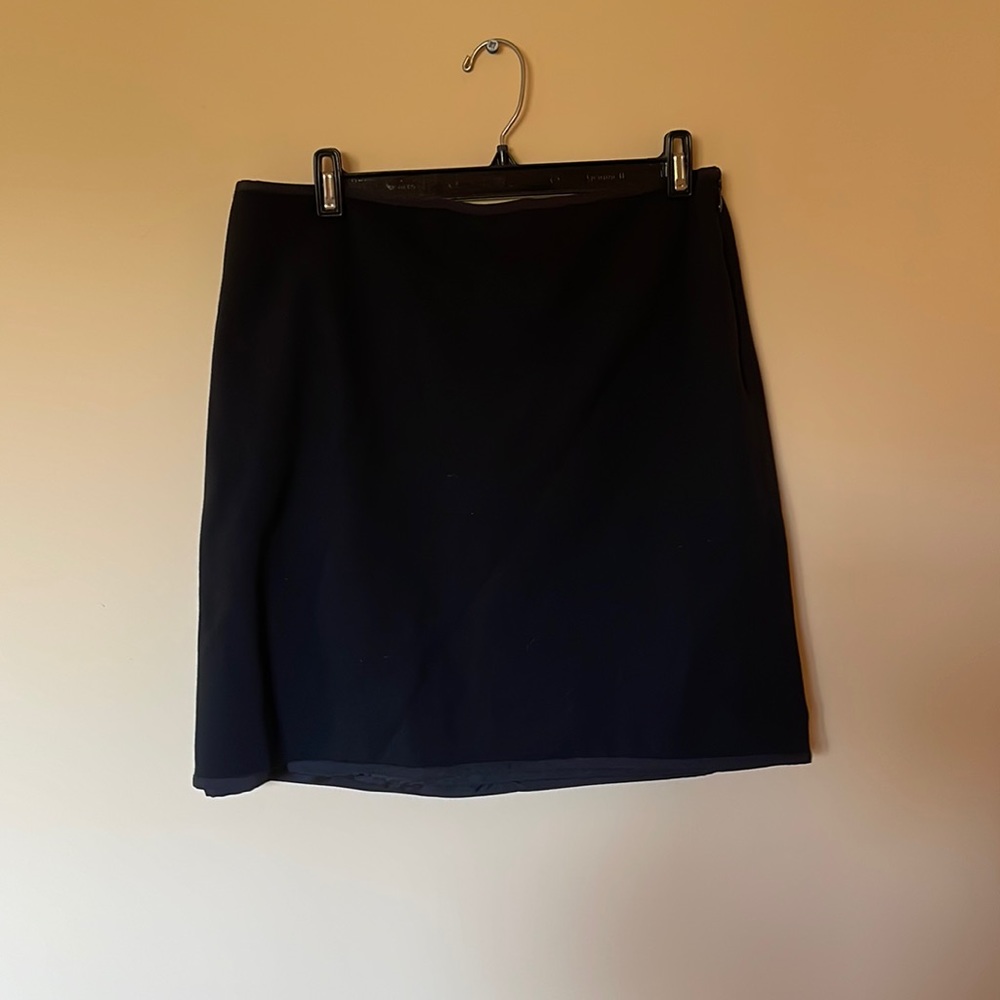 Elie Tahari mini skirt, beautiful piping on waist/hem, slimming  panels on back.